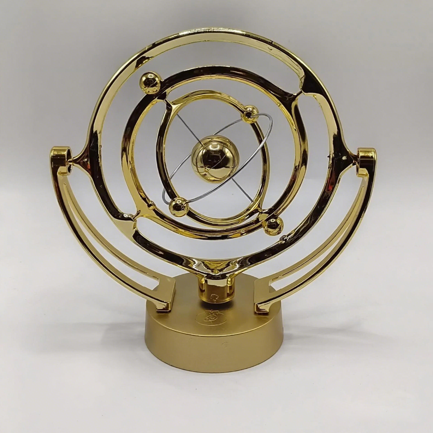 🛠Електронна настолна кинетична топка｜Модерен креативен декор за бюро｜Съчетава наука и естетика